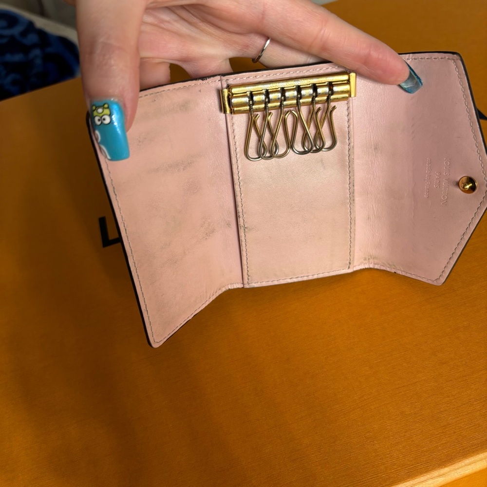 Louis Vuitton pink patent Monogram key holder - Picture 7 of 9